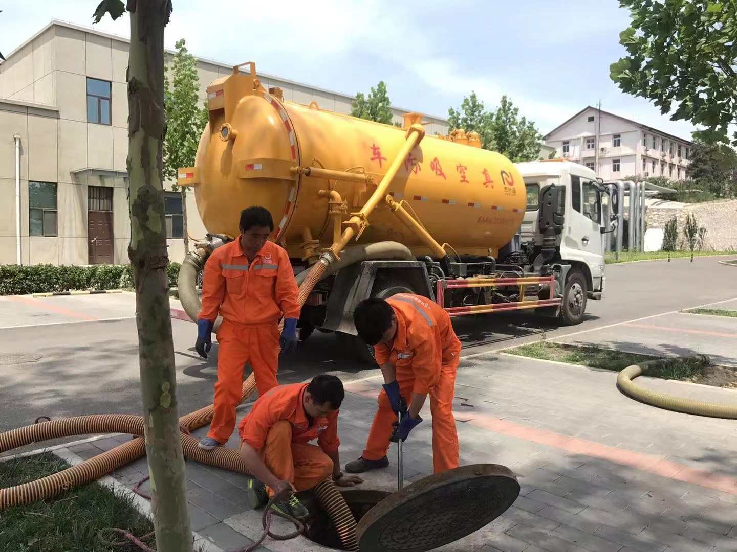 南宝镇管道疏通车停在窨井附近