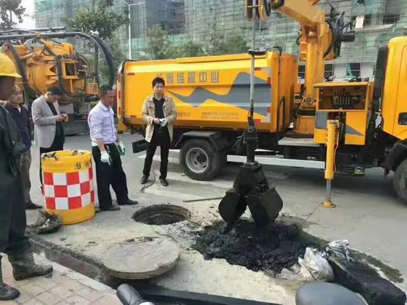 南宝镇街道：网格员化身“清道夫”，为民解忧疏通“堵心”化粪池