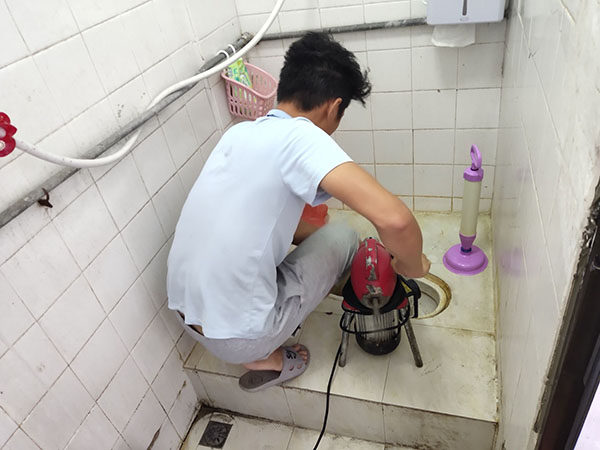 南宝镇肥皂掉到马桶里把马桶堵住了怎么办？马桶堵住了怎么办