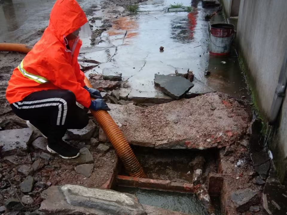 南宝镇专业清理污水池 炜誉市政以规范流程守护城市 “肠道”